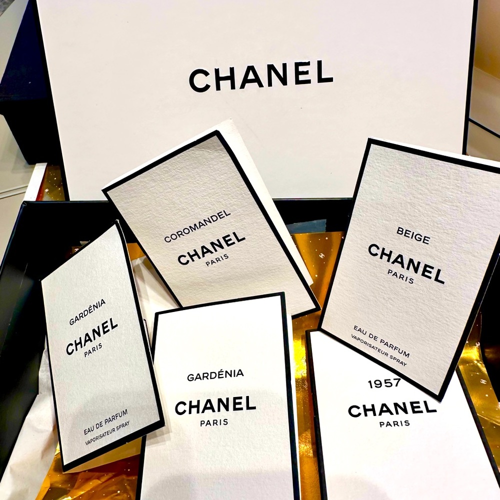 Chanel Les Exclusifs bundle Gardenia. Coromandel, 1957, Beige in a white…